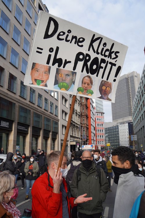 Deine Klicks = Ihr Profit. Sucharit Bhakdi, Ken Jebsen/ KenFM, Bodo Schiffman. Geld. Querdenken-Gegendemo