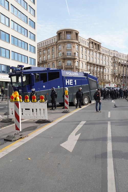 Wasserwerfer bei Querdenken-Gegendemo von Antifa und anderen Gruppen