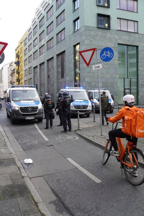 Antifa Demo. Polizei, Lieferservice