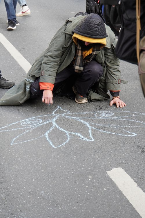 Kreidezeichnung am Boden bei Antifa Querdenken-Gegendemo