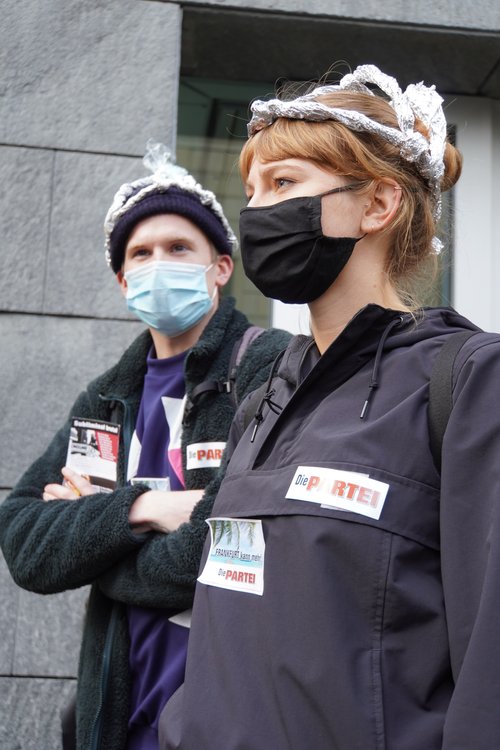 Querdenken Gegendemo von Antifa und anderen. Die Partei. Aluhut