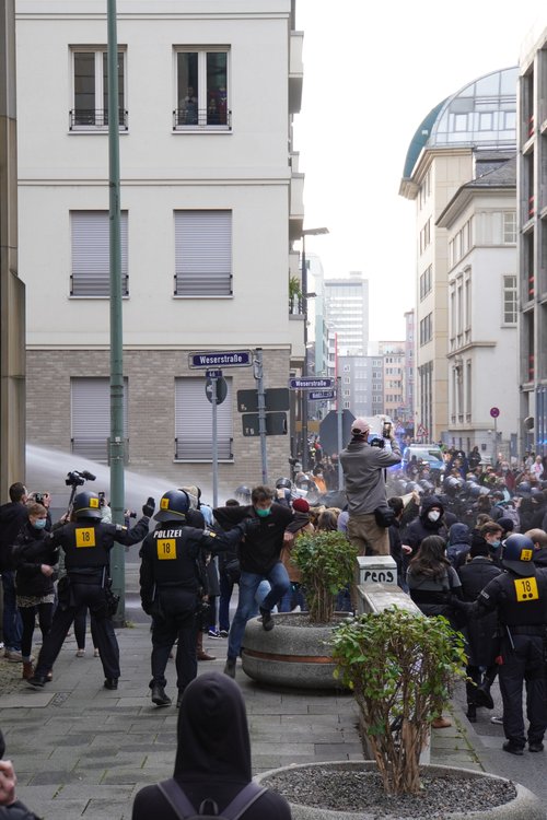 Querdenken Gegendemo von Antifa und anderen. Polize-Wasserwerfer-Einsatz