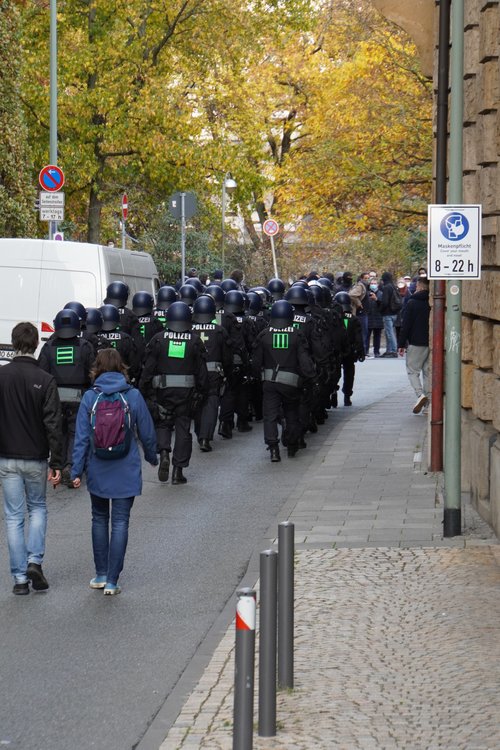 Antifa/ Querdenken Demo. Polizei. Maskenpflicht. Cover your mouth and nose