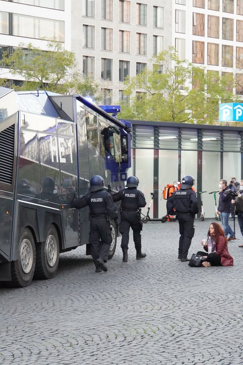 Querdenken Demo. Wasserwerfer. Sitzen. Polizei