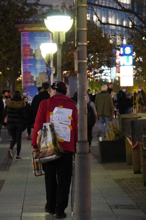 Querdenken Demo nach Auflösung Goetheplatz. Keine Diktatur