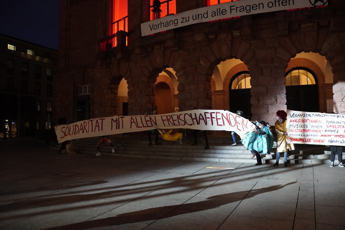 Staatstheater Mainz Protest-Aufführung im Lockdown. Solidarität mit allen Freischaffenden. Vorhang zu und alle Fragen offen