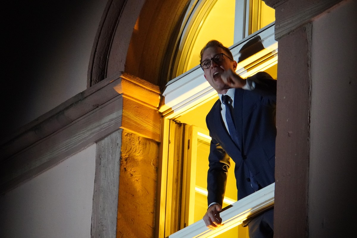 Staatstheater Mainz Protest-Aufführung im Lockdown. Rede am Fenster