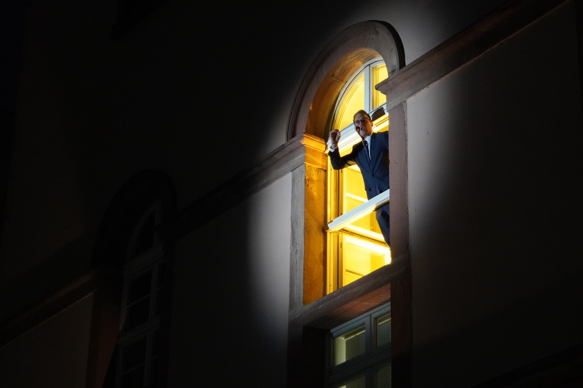 Staatstheater Mainz Protest-Aufführung im Lockdown. Rede am Fenster