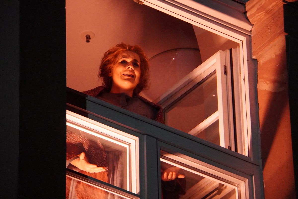Staatstheater Mainz Protest-Aufführung im Lockdown. Arie/ Gesang am Fenster