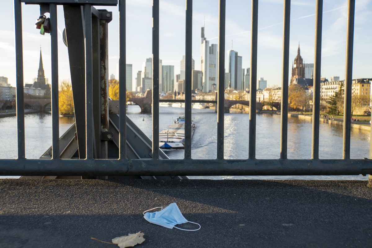 Alte Brücke. Stadtansicht, Skyline, Main, Schiff. Maske auf Boden