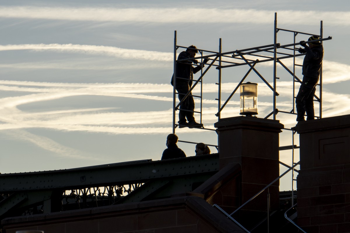 Arbeiten am Eiserner Steg. Gegenlicht. Masken