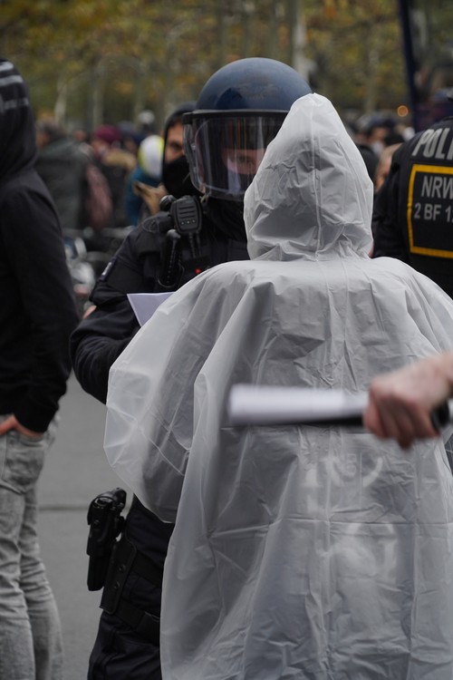 Demo-Tag Querdenken und andere. Eventuell Überprüfung eines Maskenbefreiungsattests. Maskenpflicht, Polizei. Kostümierung