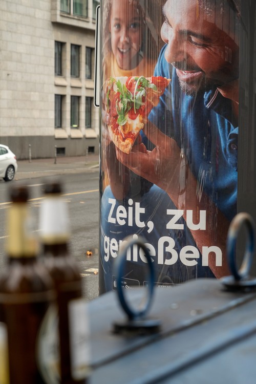 Zeit, zu genießen. Werbung eventuell Lieferando. Bier