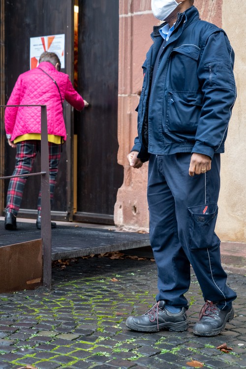 Kirche mit Security. Gottesdienst, Religion